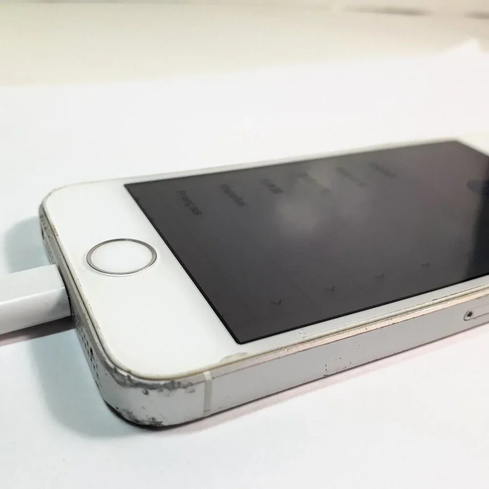 Apple iPhone SE 1st Generation (A1662 [WHITE-SILVER)-(Selling For parts only)
